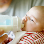 Ein Baby wird mit einer Flasche gestillt