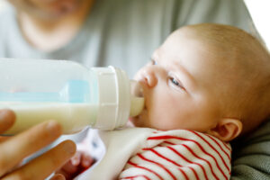 Ein Baby wird mit einer Flasche gestillt